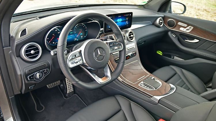 Im Innenraum unterscheidet sich der Plug-in-Hybrid nicht von den anderen GLC-Modellen.