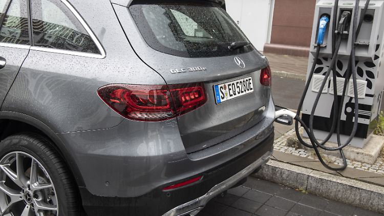 An der Ladesäule vom Typ2 ist der Akku des GLC 300e binnen zwei Stunden zu 100 Prozent geladen.