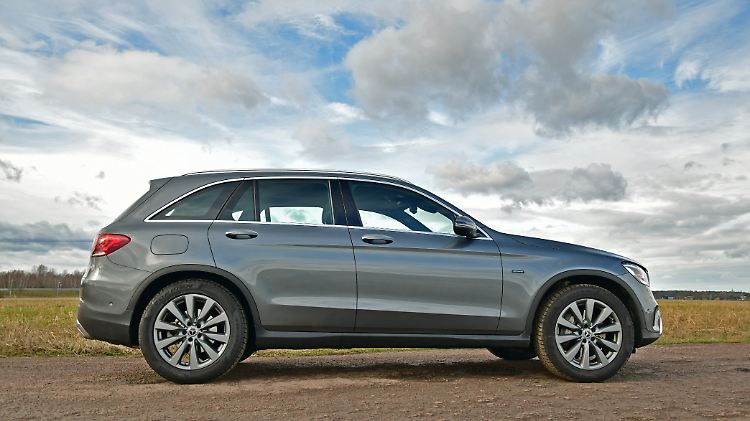 So ein GLC 300e lässt sich locker in die 80.000-Euro-Region konfigurieren, denn die Optionsliste ist lang.