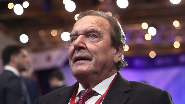 Altkanzler Schröder hält die Distanzierung von der jahrelangen Politik der eigenen Regierung für einen Fehler.