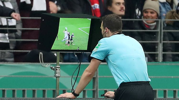 Schiedsrichter Felix Zwayer überprüft die strittige Handspiel-Szene der Partie Frankfurt gegen Bremen.