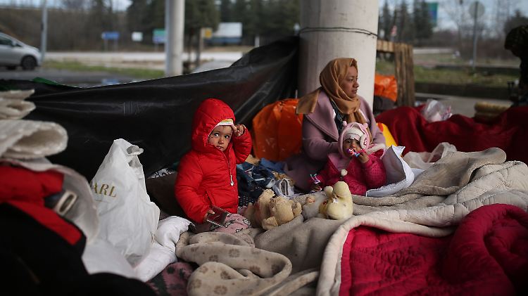In der türkischen Grenzstadt Edirne warten Migranten darauf, nach Griechenland einreisen zu können.