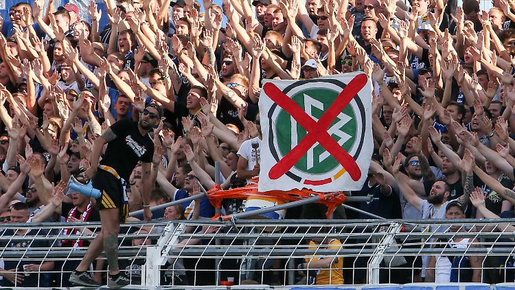 Gegen den DFB - die Ultra-Gruppen bleiben trotz Gesprächen dabei.