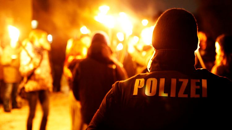 Demonstranten in Darmstadt bringen ihren Protest mit Kerzen und Fackeln zum Ausdruck.