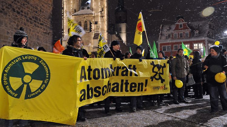 In Halle an der Saale protestierten rund 200 Menschen gegen den Castor-Transport.