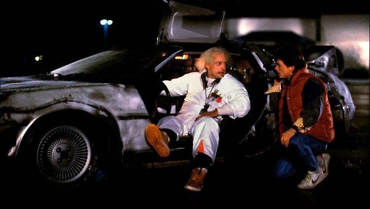Lange ist es her: Michael J. Fox (r.) als Marty McFly und Christopher Lloyd als Dr. Brown in "Zurück in die Zukunft".