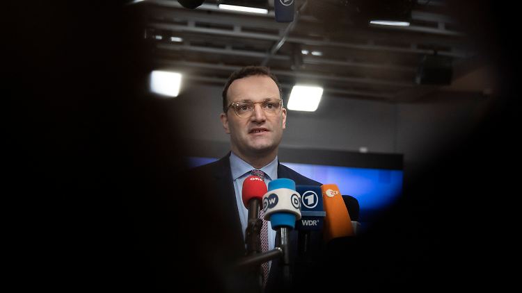 Gesundheitsminister Spahn warnt auch vor Reisen in besonders betroffene Regionen in Nordrhein-Westfalen.