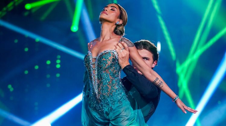 Cha-Cha-Cha in Grün: Sabrina Setlur bewahrt Haltung.