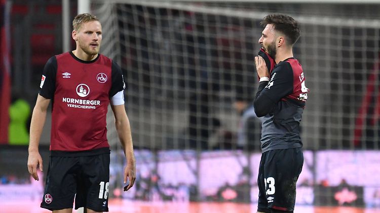 FCN-Kapitän Hanno Behrens (links) ist einer der beiden Spieler, die auf den Plakaten bedroht wurden.