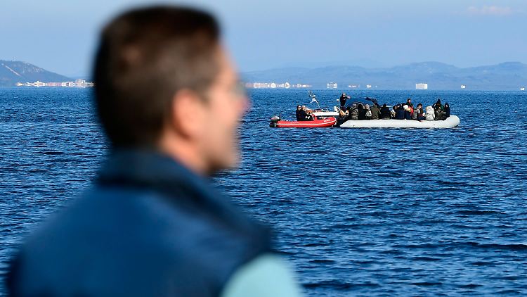 Immer wieder werden in der Ägäis kleine Flüchtlingsboote entdeckt.