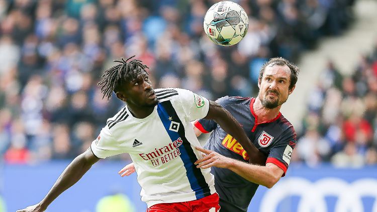 Zähes Ringen: Bakery Jatta (links) vom Hamburger SV und Regensburgs Sebastian Nachreiner schenkten sich nichts.