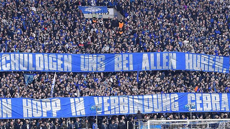 Kreative Schalker: Die Fans der Königsblauen machen ihrem Unmut per Banner Luft.