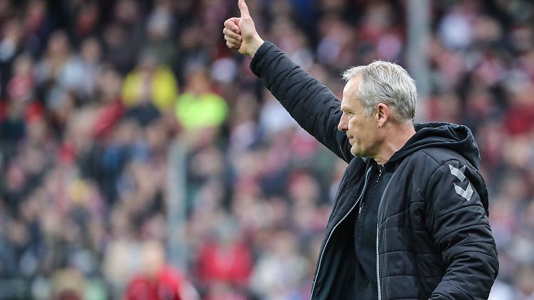 Daumen rauf von Christian Streich: Seine Freiburger gewinnen zuletzt zwei Niederlagen in Folge.