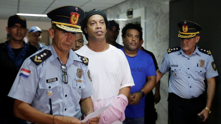 Ex-Fußballstar Ronaldinho und sein Bruder müssen vorerst in paraguayischer Haft bleiben.