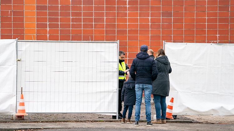 In einer Sporthalle im Kreis Heinsberg ist eine zentrale Anlaufstelle zur Probenentnahme bei Patienten mit Coronavirus-Verdacht eingerichtet worden.