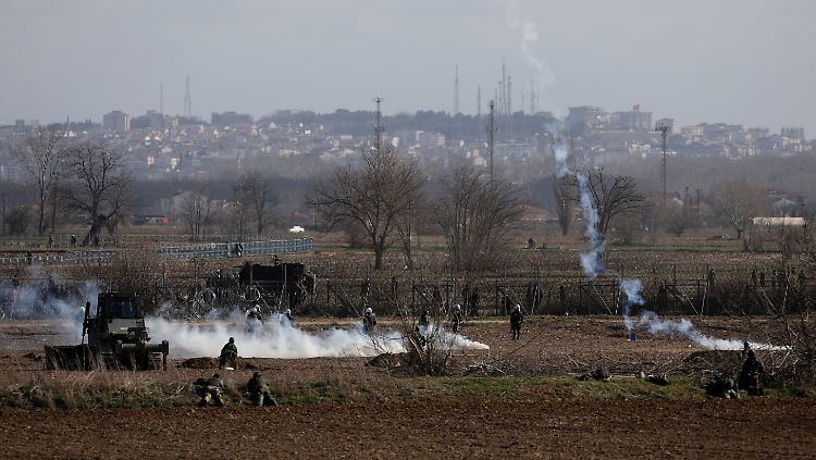Griechische Soldaten stehen an der Grenze von Pazarkule. 