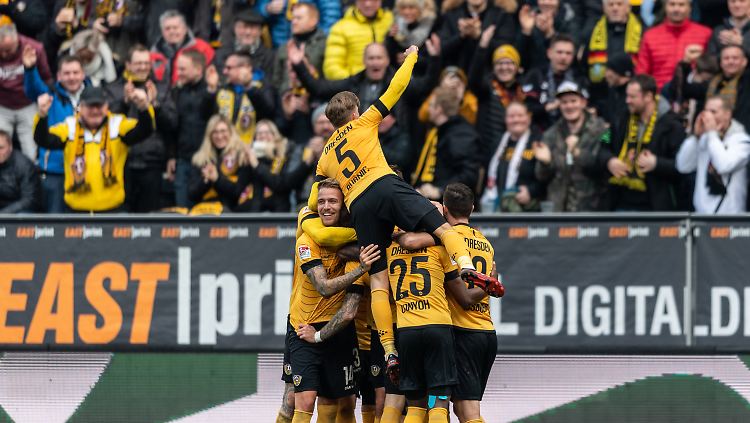 Doppel-Torschütze Patrick Schmidt mittendrin im Dynamo-Jubel.