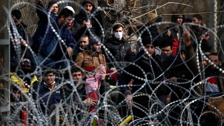 Migranten stehen hinter einem Stacheldrahtzaun nahe des griechisch-türkischen Grenzübergangs von Kastanies.