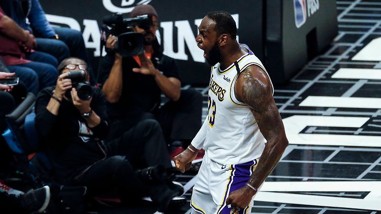 Lakers-Star James ist sichtlich zufrieden mit seinem Team und sich selbst.