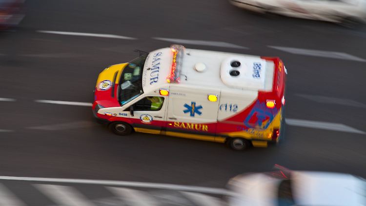 Rettungskräfte brachten die 14-Jährige ins Krankenhaus. Dort erlag sie ihren Verletzungen.