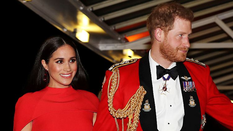 Meghan grinst von einem Ohr zum anderen, Harry wirkt - etwas untypisch - scheu. 