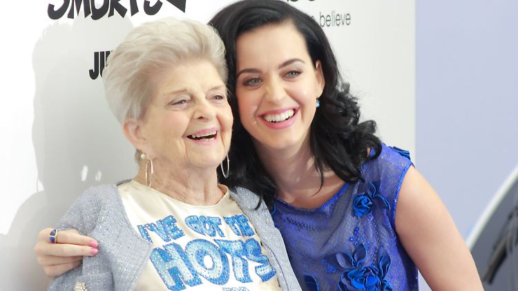 Katy Perry und ihre Großmutter - hier 2013 bei einer Filmpremiere - verstanden sich offenbar bestens.