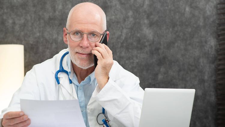 Bei Anruf Attest: Wer nur eine Erkältung hat, kann sich ab sofort telefonisch krankschreiben lassen.