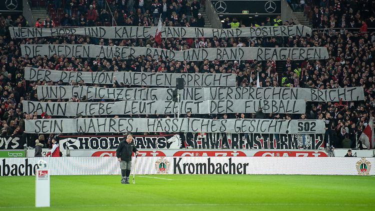 Im Zuge des Zweitliga-Spiels zwischen dem VfB Stuttgart und Arminia Bielefeld erneuern die Fans der Weiß-Roten ihre Kritik am DFB.