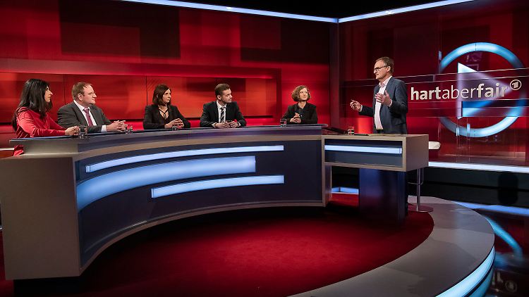 Plasbergs Gäste, v.l.n.r.: Serap Güler, Ralf Schuler, Katrin Göring-Eckardt, Florian Schroeder, Liza Pflaum.
