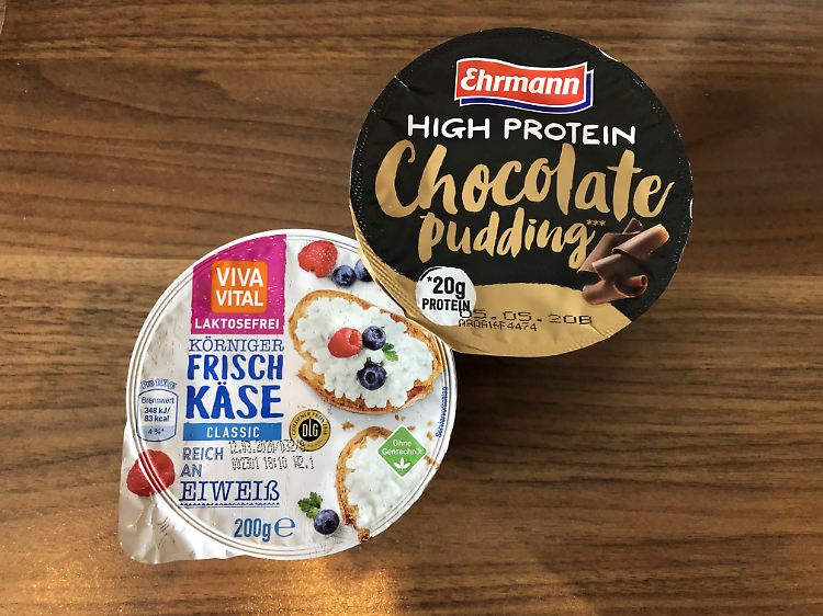 "High Protein" und "Reich an Eiweiß": Körniger Frischkäse und ein Schokoladen-Pudding mit besonderem Protein-Gehalt.