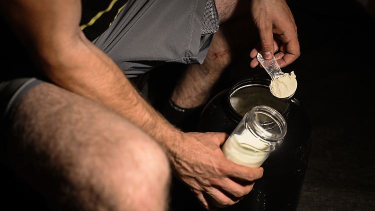 Ein Mann mischt sich nach dem Training Proteinpulver in seinen Shaker. Immer öfter aber werden schon fertige Lebensmittel mit Protein angereichert.