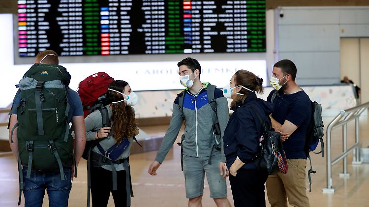 Reisende am Flughafen Ben Gurion.