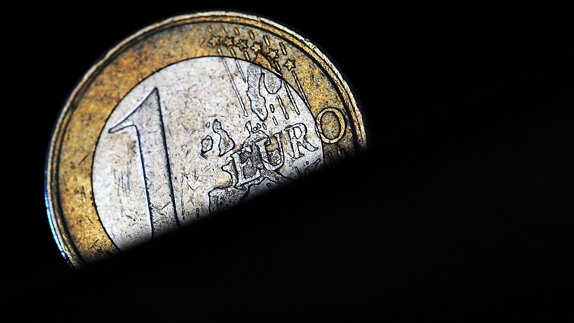 So viel steht fest: Bricht der Euro auseinander, verlassen Spanien, vielleicht auch Italien und sogar Frankreich die Währungsunion. Ihre Staatsanleihen verlieren an Wert. Und das trifft Millionen Sparer in Deutschland, die ihr Geld in Lebensversicherungen gesteckt haben.