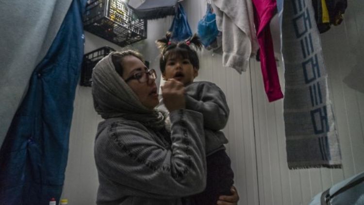Zahra und ihre Mutter Shamseyeh lebten in einem Raum ohne Elektrizität, den sie mit anderen Flüchtlingen teilten.