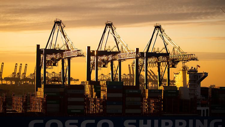 Die deutsche Wirtschaft wird nach Ansicht der Experten vor allem im zweiten Quartal deutlich schrumpfen.