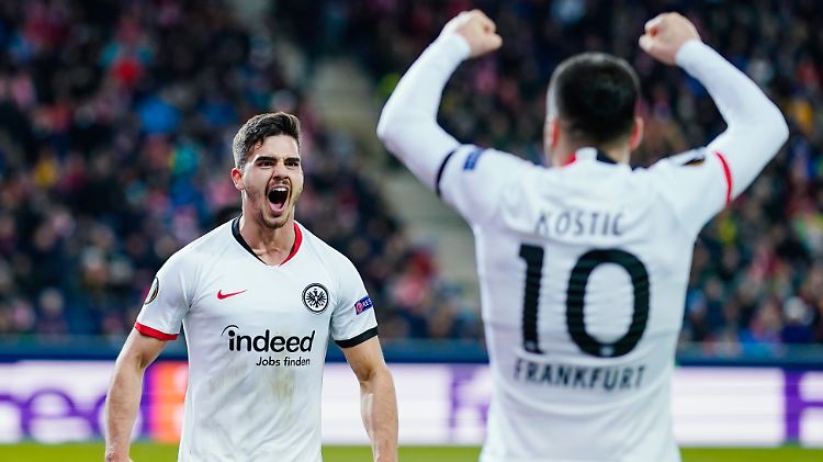 Frankfurts Silva (l.) und Kostic feiern gegen Salzburg. Nun geht es gegen den FC Basel.