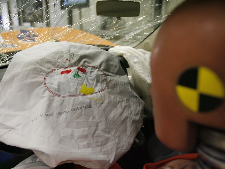 Luftsäcke, die im richtigen Moment Leben retten können: Nur sollte während der Fahrt der Airbag unter der Abdeckung bleiben.