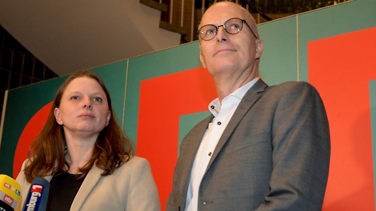 SPD-Landeschefin Melanie Leonhard und Bürgermeister Peter Tschentscher informierten am Abend über die Entscheidung über Koalitionsverhandlungen.