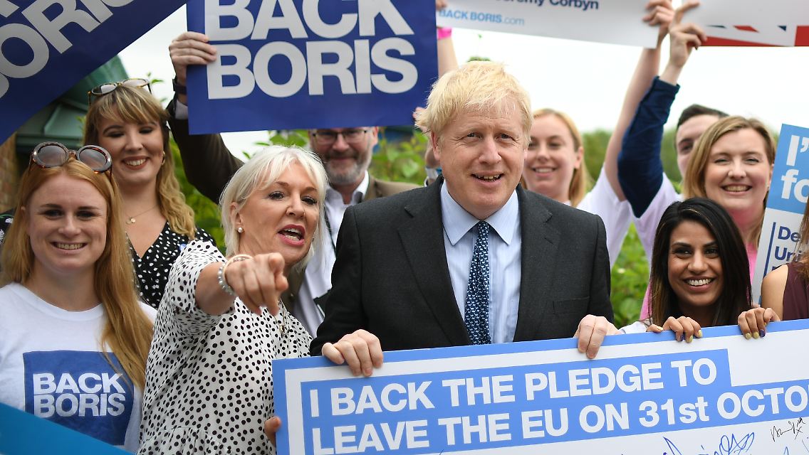Dorries (l.) und Johnson bei einer Wahlkampfveranstaltung im Sommer 2019.