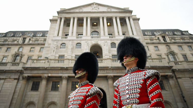 Die Bank of England beschließt die erste Zinssenkung seit August 2016.