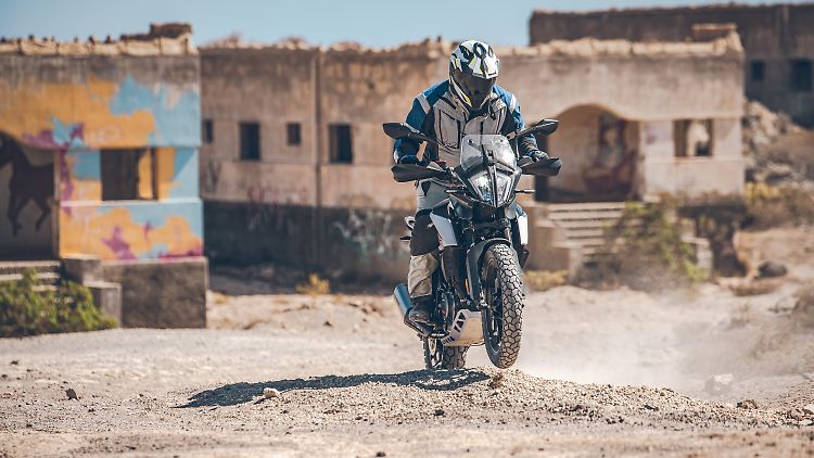 Mit der 172 Kilogramm schweren KTM 390 Adventure lassen sich auch grobe Wege locker bewältigen.