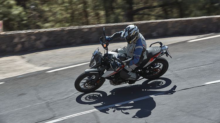 Mit dem 14,5 Liter fassenden Tank der KTM 390 Adventure kommt der Pilot gut 300 Kilometer weit.