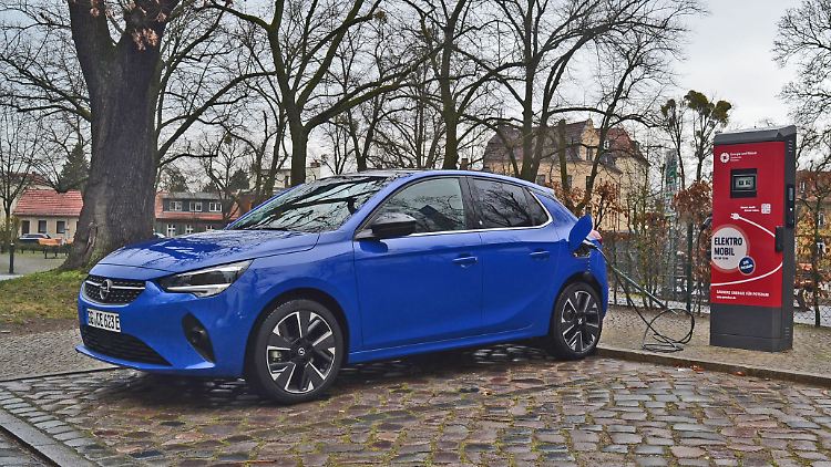 Mit seinem 50 kWh starken Akku stromert der Opel Corsa-e mindestens 240 Kilometer.