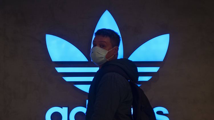 Ein Fußgänger in Hongkong, der einen Mundschutz trägt.