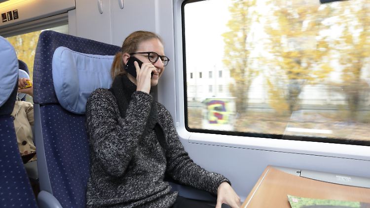 Wer in der Bahn telefoniert, führt notgedrungen meist eher kurze Gespräche.
