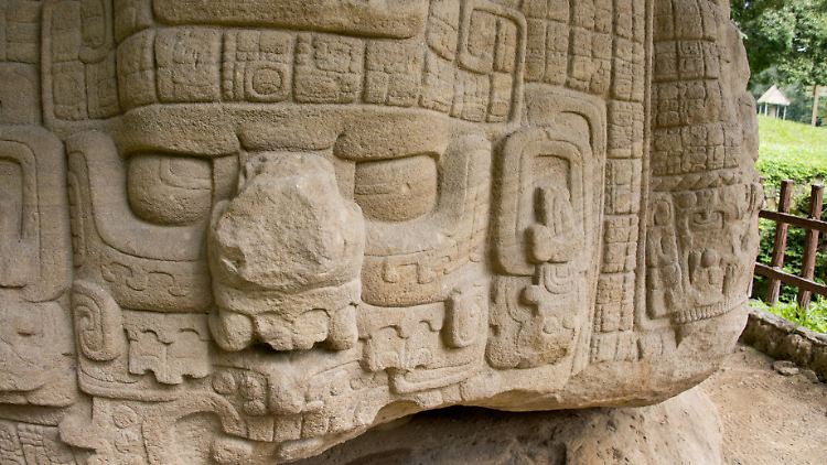Eine Stele hat Archäologen neue Erkenntnisse über die Maya geliefert.
