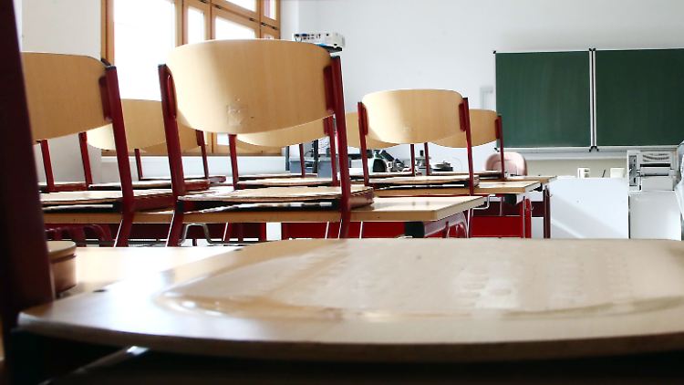 Der Deutsche Lehrerverband schätzt, dass derzeit bundesweit rund 100 Schulen und Kitas von tage- oder wochenweisen Schließungen betroffen sind.