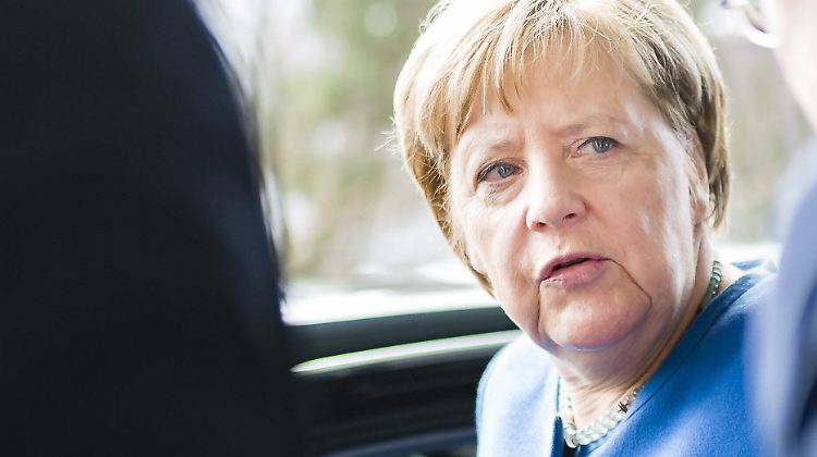Merkel nach ihrer Pressekonferenz zur Corona-Krise