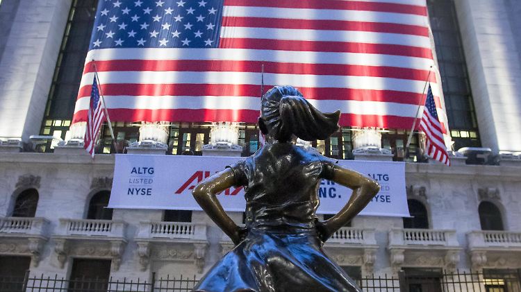 Das Ensemble stimmt, die Pose auch:  Das "Furchtlose Mädchen" nimmt die New Yorker Börse ins Visier. 