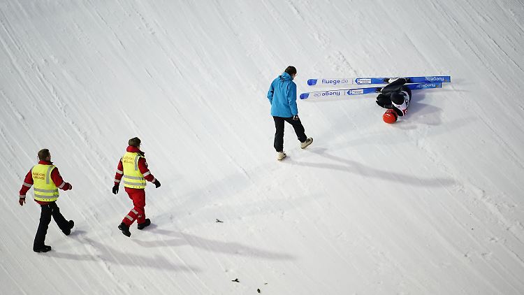 Leyhe blieb nach seinem Sturz zunächst im Auslauf der Schanze liegen.